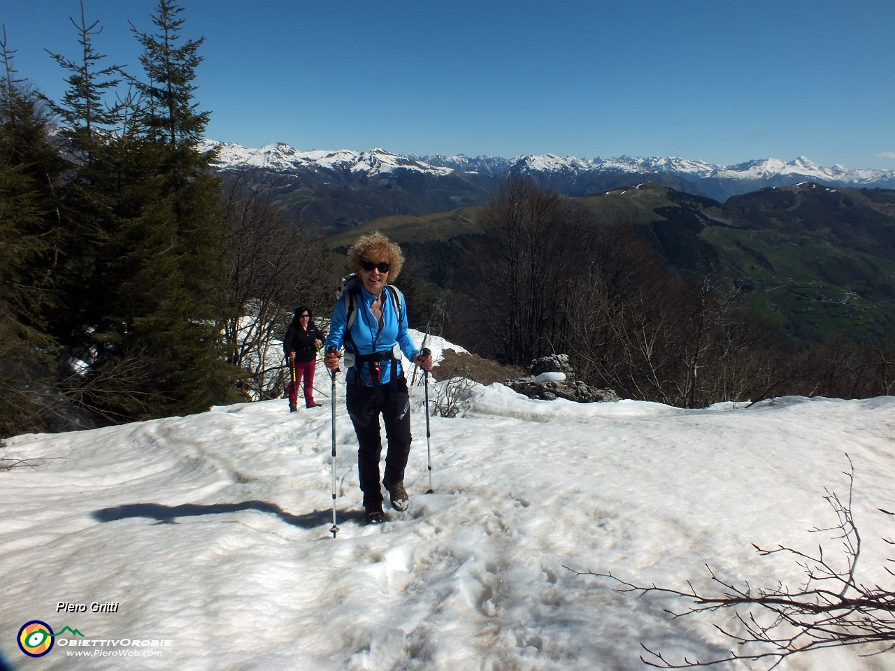 33 E via sulla neve...il sentiero  sotto !.JPG